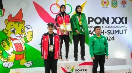 Ketua Pengprov PASI Bachtiar (kiri) melakukan foto bersama atlet peraih medali emas Lompat Tinggi Putri, usai  pengkalungan medali (Foto: Ist)