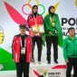 Ketua Pengprov PASI Bachtiar (kiri) melakukan foto bersama atlet peraih medali emas Lompat Tinggi Putri, usai  pengkalungan medali (Foto: Ist)