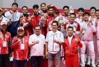 Plh Sekda Aceh, Azwardi didampingi Kadispora Aceh M. Nasir Syamun foto bersama dengan atlet anggar Aceh yang meraih medali emas pada babak final melawan Jabar, Minggu, (15/9/2024). Foto : Humas Pemerintah Aceh.