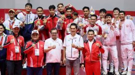 Plh Sekda Aceh, Azwardi didampingi Kadispora Aceh M. Nasir Syamun foto bersama dengan atlet anggar Aceh yang meraih medali emas pada babak final melawan Jabar, Minggu, (15/9/2024). Foto : Humas Pemerintah Aceh.