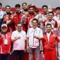 Plh Sekda Aceh, Azwardi didampingi Kadispora Aceh M. Nasir Syamun foto bersama dengan atlet anggar Aceh yang meraih medali emas pada babak final melawan Jabar, Minggu, (15/9/2024). Foto : Humas Pemerintah Aceh.