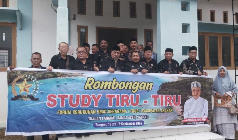 Ketua FKUB Banda Aceh Dr Abd Syukur, M.Ag dan jajarannya beserta unsur Kemenag Banda Aceh Suheri, MA foto bersama Ketua FKUB Asahan Sumatera Utara H Humaidi Syam Pane, AMK dengan seluruh pengurusnya usai temu ramah Sabtu (14/09/2024) di Sekretariat FKUB Banda Aceh Jl Prof A Hasyimi Pango Raya Ulee Kareng Banda Aceh