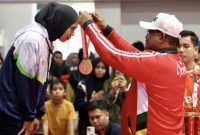 Pj Gubernur Aceh Dr. H. Safrizal ZA, M.Si., mengalungkan medali kepada atlet pemenang cabang olahraga Anggar PON XXI di Komplek Stadion Harapan Bangsa, Banda Aceh Senin, (16/9/2024).
