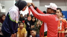 Pj Gubernur Aceh Dr. H. Safrizal ZA, M.Si., mengalungkan medali kepada atlet pemenang cabang olahraga Anggar PON XXI di Komplek Stadion Harapan Bangsa, Banda Aceh Senin, (16/9/2024).
