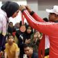 Pj Gubernur Aceh Dr. H. Safrizal ZA, M.Si., mengalungkan medali kepada atlet pemenang cabang olahraga Anggar PON XXI di Komplek Stadion Harapan Bangsa, Banda Aceh Senin, (16/9/2024).
