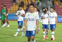 Tim sepak bola Aceh berjalan keluar dari lapangan usai dikalahkan oleh Jawa Timur 3-2 pada pertandingan babak semifinal Senin ( 16/9/2024) di Stadion Harapan Bangsa Banda Aceh dengan hasil tersebut Aceh gagal melangkah ke final untuk memperebutkan medali emas dari cabor paling bergengsi PON XXI.