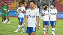 Tim sepak bola Aceh berjalan keluar dari lapangan usai dikalahkan oleh Jawa Timur 3-2 pada pertandingan babak semifinal Senin ( 16/9/2024) di Stadion Harapan Bangsa Banda Aceh dengan hasil tersebut Aceh gagal melangkah ke final untuk memperebutkan medali emas dari cabor paling bergengsi PON XXI.