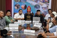 Pj Bupati Aceh Besar Muhammad Iswanto SSTP MM bersama pejabat terkait dan perangkat Gampong Meunasah Balee mengikuti zoom meeting penilaian verifikasi online LDWN tahun 2024 dari Gedung Dekranasda Aceh Besar, Kamis siang (19/9/2024). Foto:MC Aceh Besar