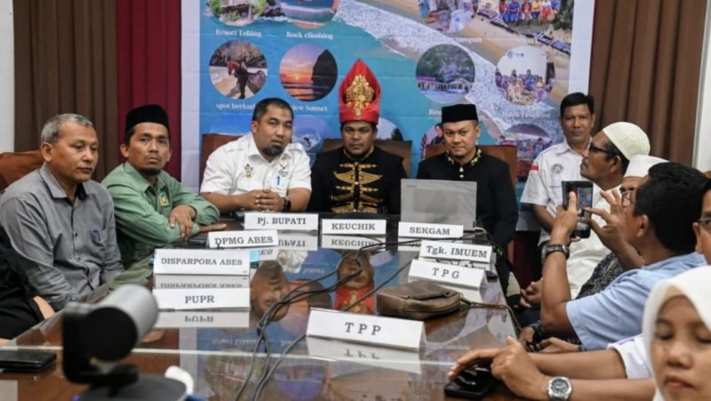 Pj Bupati Aceh Besar Muhammad Iswanto SSTP MM bersama pejabat terkait dan perangkat Gampong Meunasah Balee mengikuti zoom meeting penilaian verifikasi online LDWN tahun 2024 dari Gedung Dekranasda Aceh Besar, Kamis siang (19/9/2024). Foto:MC Aceh Besar