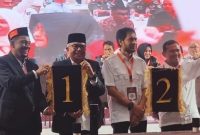 Paslon Cagub dan Cawagub Aceh (Bustami Hamzah-Syech Fadhil) dan (Muzakkir Manaf-Fadhlullah) memperlihatkan no urut masing-masing usai melakukan pencabutan dan pengundian dalam rapat pleno terbuka oleh  KIP Aceh Senin (23/9/2024) di De Pade Hotel Aceh Besar