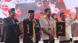 Paslon Cagub dan Cawagub Aceh (Bustami Hamzah-Syech Fadhil) dan (Muzakkir Manaf-Fadhlullah) memperlihatkan no urut masing-masing usai melakukan pencabutan dan pengundian dalam rapat pleno terbuka oleh  KIP Aceh Senin (23/9/2024) di De Pade Hotel Aceh Besar