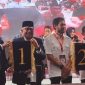 Paslon Cagub dan Cawagub Aceh (Bustami Hamzah-Syech Fadhil) dan (Muzakkir Manaf-Fadhlullah) memperlihatkan no urut masing-masing usai melakukan pencabutan dan pengundian dalam rapat pleno terbuka oleh  KIP Aceh Senin (23/9/2024) di De Pade Hotel Aceh Besar