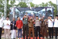 Pj Bupati Aceh Besar Muhammad Iswanto bersama Forkopimda dan Pasangan Calon Bupati/Wakil Bupati Aceh Besar melepaskan merpati pada Deklarasi Kampanye Damai Pilkada 2024 di Lapangan Bungoeng Jeumpa, Kota Jantho, Senin (23/9/2024).
Foto: Prokopim Aceh Besar