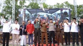 Pj Bupati Aceh Besar Muhammad Iswanto bersama Forkopimda dan Pasangan Calon Bupati/Wakil Bupati Aceh Besar melepaskan merpati pada Deklarasi Kampanye Damai Pilkada 2024 di Lapangan Bungoeng Jeumpa, Kota Jantho, Senin (23/9/2024).
Foto: Prokopim Aceh Besar