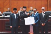 Pj. Gubernur Aceh, Dr. H, Safrizal, ZA, M. Si Rapat Paripurna DPR Aceh Tahun 2024 mendengar Penyampaian Pendapat Akhir Fraksi-Fraksi DPR Aceh terhadap Rancangan Qanun Aceh tentang APBA Tahun Anggaran 2025 dan Penandatanganan Berita Acara Persetujuan Bersama terhadap Rancangan Qanun Aceh tentang APBA Tahun Anggaran 2025, di Gedung Utama DPR Aceh, Selasa, (24/09/2024)