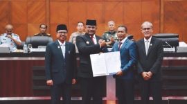 Pj. Gubernur Aceh, Dr. H, Safrizal, ZA, M. Si Rapat Paripurna DPR Aceh Tahun 2024 mendengar Penyampaian Pendapat Akhir Fraksi-Fraksi DPR Aceh terhadap Rancangan Qanun Aceh tentang APBA Tahun Anggaran 2025 dan Penandatanganan Berita Acara Persetujuan Bersama terhadap Rancangan Qanun Aceh tentang APBA Tahun Anggaran 2025, di Gedung Utama DPR Aceh, Selasa, (24/09/2024)