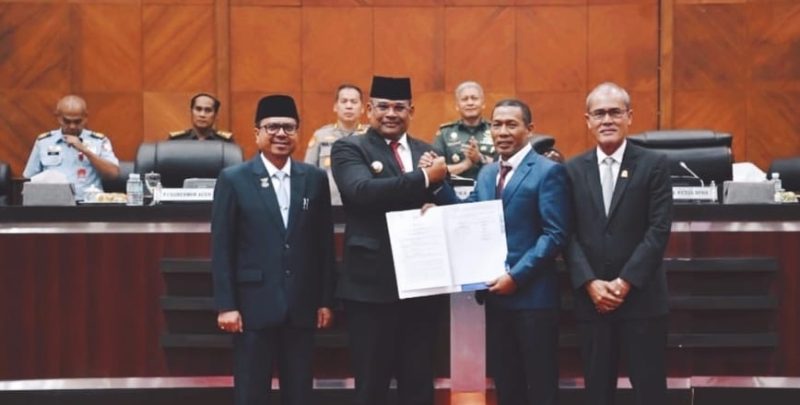 Pj. Gubernur Aceh, Dr. H, Safrizal, ZA, M. Si Rapat Paripurna DPR Aceh Tahun 2024 mendengar Penyampaian Pendapat Akhir Fraksi-Fraksi DPR Aceh terhadap Rancangan Qanun Aceh tentang APBA Tahun Anggaran 2025 dan Penandatanganan Berita Acara Persetujuan Bersama terhadap Rancangan Qanun Aceh tentang APBA Tahun Anggaran 2025, di Gedung Utama DPR Aceh, Selasa, (24/09/2024)
