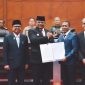 Pj. Gubernur Aceh, Dr. H, Safrizal, ZA, M. Si Rapat Paripurna DPR Aceh Tahun 2024 mendengar Penyampaian Pendapat Akhir Fraksi-Fraksi DPR Aceh terhadap Rancangan Qanun Aceh tentang APBA Tahun Anggaran 2025 dan Penandatanganan Berita Acara Persetujuan Bersama terhadap Rancangan Qanun Aceh tentang APBA Tahun Anggaran 2025, di Gedung Utama DPR Aceh, Selasa, (24/09/2024)