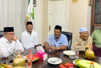 Tgk H.Hasanoel Bashry {Abu Mudi) bersama Cawagub Aceh Syech Fadhil pada jamuan makan malam dengan tim pemenangan PAS Aceh untuk paslon Cagub dan Cawagub Aceh Bustami Hamzah-Syech Fadhil di Sekretariat MPP PAS Aceh Rabu (25/2024)