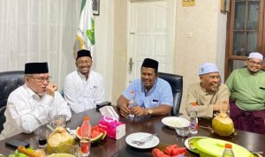 Tgk H.Hasanoel Bashry {Abu Mudi) bersama Cawagub Aceh Syech Fadhil pada jamuan makan malam dengan tim pemenangan PAS Aceh untuk paslon Cagub dan Cawagub Aceh Bustami Hamzah-Syech Fadhil di Sekretariat MPP PAS Aceh Rabu (25/2024)