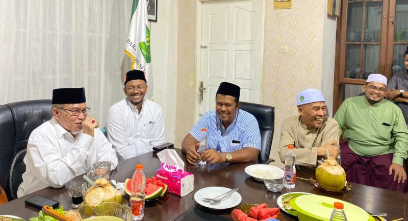 Tgk H.Hasanoel Bashry {Abu Mudi) bersama Cawagub Aceh Syech Fadhil pada jamuan makan malam dengan tim pemenangan PAS Aceh untuk paslon Cagub dan Cawagub Aceh Bustami Hamzah-Syech Fadhil di Sekretariat MPP PAS Aceh Rabu (25/2024)