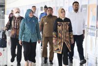 Pj Bupati Aceh Besar Muhammad Iswanto S.STP, MM menyambut kedatangan Ketua Umum Tim Penggerak Pemberdayaan dan Kesejahteraan Keluarga (TP-PKK) Pusat, Tri Tito Karnavian di Bandara SIM, Blang Bintang, Aceh Besar, Senin (30/9/2024)