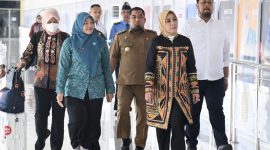 Pj Bupati Aceh Besar Muhammad Iswanto S.STP, MM menyambut kedatangan Ketua Umum Tim Penggerak Pemberdayaan dan Kesejahteraan Keluarga (TP-PKK) Pusat, Tri Tito Karnavian di Bandara SIM, Blang Bintang, Aceh Besar, Senin (30/9/2024)