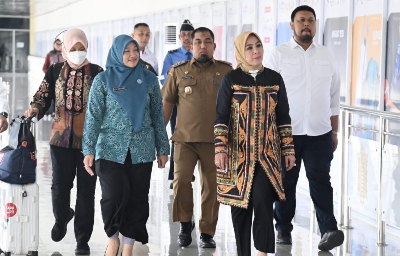 Pj Bupati Aceh Besar Muhammad Iswanto S.STP, MM menyambut kedatangan Ketua Umum Tim Penggerak Pemberdayaan dan Kesejahteraan Keluarga (TP-PKK) Pusat, Tri Tito Karnavian di Bandara SIM, Blang Bintang, Aceh Besar, Senin (30/9/2024)