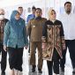 Pj Bupati Aceh Besar Muhammad Iswanto S.STP, MM menyambut kedatangan Ketua Umum Tim Penggerak Pemberdayaan dan Kesejahteraan Keluarga (TP-PKK) Pusat, Tri Tito Karnavian di Bandara SIM, Blang Bintang, Aceh Besar, Senin (30/9/2024)