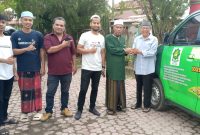Ketua Umum PAS Aceh Tgk H Bulqaini Tanjongan menerima kunci mobil Suzuki APV yang diserahkan oleh Tgk M.Yusuf Ali salah seorang simpatisan Partai PAS dihalaman kantor PAS Aceh, Ahad (29/9/2924) untuk memudahkan operasional partai dalam menjalankan berbagai kegiatan termasuk mensukseskan Ombus-Syech Fadhil sebagai Gubernur dan Wakil Gubernur Aceh pada pilkada mendatang.(Foto: BANDAPOS)