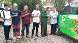 Ketua Umum PAS Aceh Tgk H Bulqaini Tanjongan menerima kunci mobil Suzuki APV yang diserahkan oleh Tgk M.Yusuf Ali salah seorang simpatisan Partai PAS dihalaman kantor PAS Aceh, Ahad (29/9/2924) untuk memudahkan operasional partai dalam menjalankan berbagai kegiatan termasuk mensukseskan Ombus-Syech Fadhil sebagai Gubernur dan Wakil Gubernur Aceh pada pilkada mendatang.(Foto: BANDAPOS)