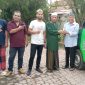 Ketua Umum PAS Aceh Tgk H Bulqaini Tanjongan menerima kunci mobil Suzuki APV yang diserahkan oleh Tgk M.Yusuf Ali salah seorang simpatisan Partai PAS dihalaman kantor PAS Aceh, Ahad (29/9/2924) untuk memudahkan operasional partai dalam menjalankan berbagai kegiatan termasuk mensukseskan Ombus-Syech Fadhil sebagai Gubernur dan Wakil Gubernur Aceh pada pilkada mendatang.(Foto: BANDAPOS)