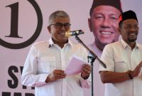 Bustami Hamzah didampingi oleh Syech Fadhil Rahmi saat membari sambutan pada acara peresmian posko pemenangan pusat Calon Gubernur dan Calon Wakil Gubernur Aceh yang berlokasi di jalan sudirman Geuceu Kecamatan Jaya Baru Selasa (1/10/2024).