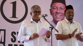 Bustami Hamzah didampingi oleh Syech Fadhil Rahmi saat membari sambutan pada acara peresmian posko pemenangan pusat Calon Gubernur dan Calon Wakil Gubernur Aceh yang berlokasi di jalan sudirman Geuceu Kecamatan Jaya Baru Selasa (1/10/2024).