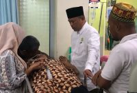 Tgk Zulfadli S.Pd.I (Waled Landeng) Anggota DPRA 2024-2029 dari daerah pemilihan 5 Aceh saat menjenguk salah satu pasien di RSUZA Banda Aceh untuk memastikan mendapatkan perawatan secara baik sebagai komitmennya terhadap kesehatan masyarakat