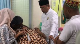 Tgk Zulfadli S.Pd.I (Waled Landeng) Anggota DPRA 2024-2029 dari daerah pemilihan 5 Aceh saat menjenguk salah satu pasien di RSUZA Banda Aceh untuk memastikan mendapatkan perawatan secara baik sebagai komitmennya terhadap kesehatan masyarakat