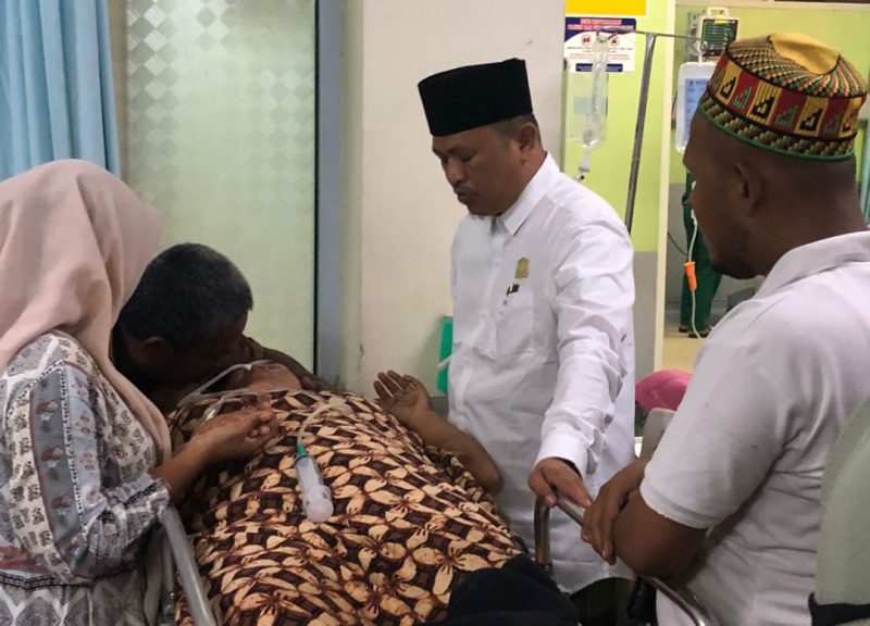 Tgk Zulfadli S.Pd.I (Waled Landeng) Anggota DPRA 2024-2029 dari daerah pemilihan 5 Aceh saat menjenguk salah satu pasien di RSUZA Banda Aceh untuk memastikan mendapatkan perawatan secara baik sebagai komitmennya terhadap kesehatan masyarakat