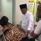 Tgk Zulfadli S.Pd.I (Waled Landeng) Anggota DPRA 2024-2029 dari daerah pemilihan 5 Aceh saat menjenguk salah satu pasien di RSUZA Banda Aceh untuk memastikan mendapatkan perawatan secara baik sebagai komitmennya terhadap kesehatan masyarakat