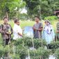 Pj Bupati Aceh Besar Muhammad Iswanto S.STP MM, didampingi Kadis Pertanian Aceh Besar Jakfar SP, Danramil Kota Jantho dan penyuluh pertanian, menyerahkan alat pertanian kepada Kelompok Tani Makmu Beurata, usai memanen cabai, di Gampong Barueh, Kecamatan Kota Jantho, Kabupaten Aceh Besar, Kamis (3/10/2024)
