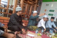 Ketua Umum PAS Aceh Tgk H.Tu Bulqaini Tanjongan, S.Sos.I (Tengah baju Hijau peci putih) didampingi oleh ketua tim pemenangan Paslon Tgk Yusran Abbas dan Wakilnya Fauziannur, S.Kom sedang memberi orasi politik