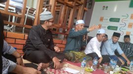 Ketua Umum PAS Aceh Tgk H.Tu Bulqaini Tanjongan, S.Sos.I (Tengah baju Hijau peci putih) didampingi oleh ketua tim pemenangan Paslon Tgk Yusran Abbas dan Wakilnya Fauziannur, S.Kom sedang memberi orasi politik