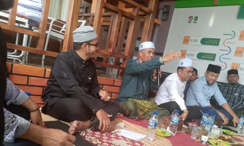 Ketua Umum PAS Aceh Tgk H.Tu Bulqaini Tanjongan, S.Sos.I (Tengah baju Hijau peci putih) didampingi oleh ketua tim pemenangan Paslon Tgk Yusran Abbas dan Wakilnya Fauziannur, S.Kom sedang memberi orasi politik