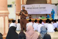 Kasipenkum Kejati Aceh Ali Rasab Lubis, SH saat memberikan penyuluhan hukum terkait bahaya dan pencegahan perilaku perundungan/bullying di Dayah Tgk Chik di Reung-Reung Kecamatan Kembang Tanjong Pidie Kamis (10/10/2024).
