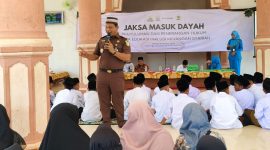 Kasipenkum Kejati Aceh Ali Rasab Lubis, SH saat memberikan penyuluhan hukum terkait bahaya dan pencegahan perilaku perundungan/bullying di Dayah Tgk Chik di Reung-Reung Kecamatan Kembang Tanjong Pidie Kamis (10/10/2024).