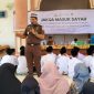 Kasipenkum Kejati Aceh Ali Rasab Lubis, SH saat memberikan penyuluhan hukum terkait bahaya dan pencegahan perilaku perundungan/bullying di Dayah Tgk Chik di Reung-Reung Kecamatan Kembang Tanjong Pidie Kamis (10/10/2024).