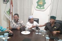Tgk Yusran Abbas, SE (Tengah) memaparkan strategi dan makanisme kerja dihadapan Ketua Umum PAS Aceh Tgk H.Bulqaini Tanjongan dan Wakil Ketua Tim Pemenangan Fauziannur pada rapat konsolidasi dan evaluasi dengan tim relawan Jumat (11/10/2024) di Sekretariat MPP PAS Aceh
