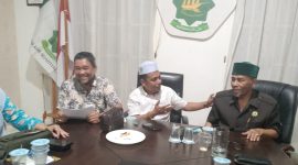 Tgk Yusran Abbas, SE (Tengah) memaparkan strategi dan makanisme kerja dihadapan Ketua Umum PAS Aceh Tgk H.Bulqaini Tanjongan dan Wakil Ketua Tim Pemenangan Fauziannur pada rapat konsolidasi dan evaluasi dengan tim relawan Jumat (11/10/2024) di Sekretariat MPP PAS Aceh