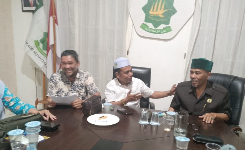 Tgk Yusran Abbas, SE (Tengah) memaparkan strategi dan makanisme kerja dihadapan Ketua Umum PAS Aceh Tgk H.Bulqaini Tanjongan dan Wakil Ketua Tim Pemenangan Fauziannur pada rapat konsolidasi dan evaluasi dengan tim relawan Jumat (11/10/2024) di Sekretariat MPP PAS Aceh