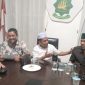 Tgk Yusran Abbas, SE (Tengah) memaparkan strategi dan makanisme kerja dihadapan Ketua Umum PAS Aceh Tgk H.Bulqaini Tanjongan dan Wakil Ketua Tim Pemenangan Fauziannur pada rapat konsolidasi dan evaluasi dengan tim relawan Jumat (11/10/2024) di Sekretariat MPP PAS Aceh