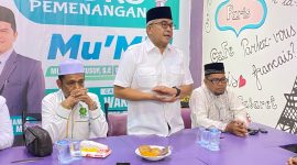 Calon Gubernur Aceh periode 2025-2030 Bustami Hamzah berdiri dihadapan peserta diskusi menyampaikan keinginannya menjadi Gubernur Aceh untuk melakukan perbaikan, acara tersebut dipandu oleh Ketua Pemenangan Tim Pusat PAS Aceh Tgk Yusran Abbas, SE, Ahad (13/10/2024) di Posko pemenangan Mu'Min Kabupaten Bireuen.
Foto : BANDAPOS